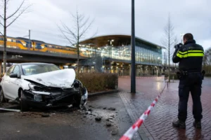 Automobilist vlucht, crasht bij station Leidsche Rijn: politie zoekt getuige