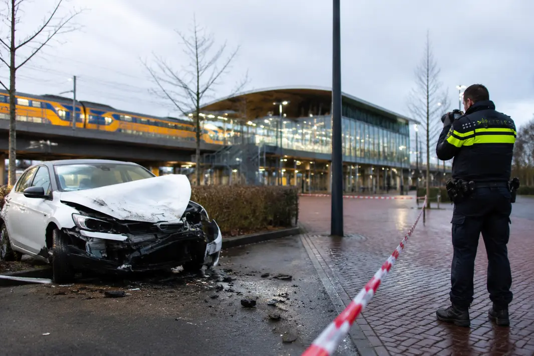 Automobilist vlucht, crasht bij station Leidsche Rijn: politie zoekt getuige