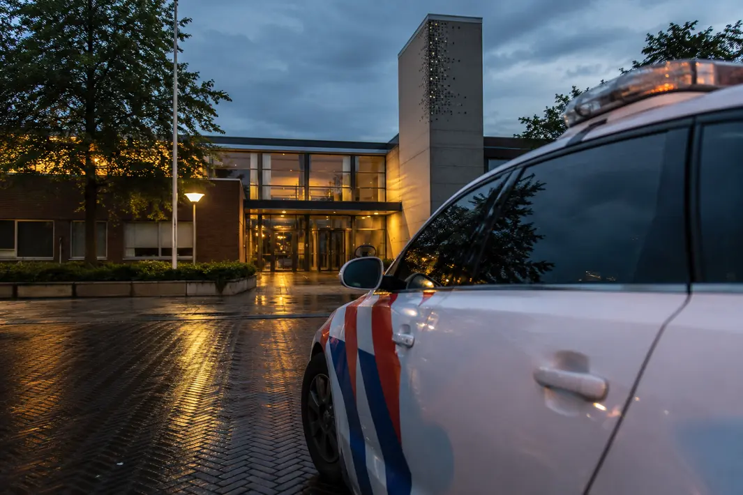 Minderjarige aangehouden voor vernielingen bij gemeentehuis in Loosdrecht