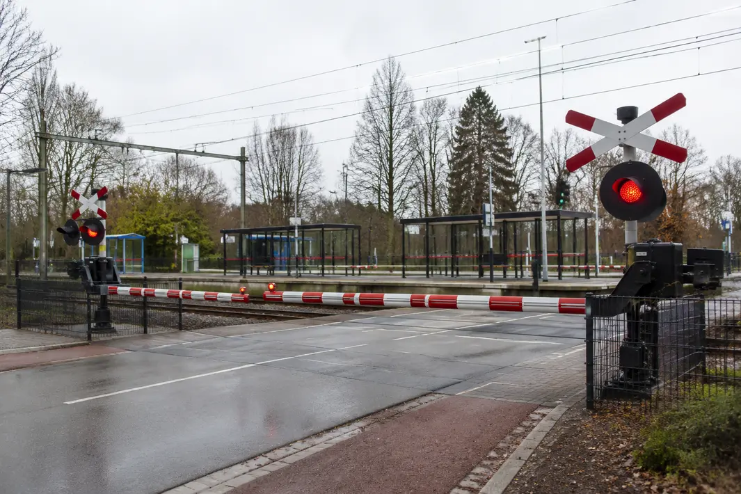 Overweg bij station Soest verplaatst en beveiligd met spoorbomen