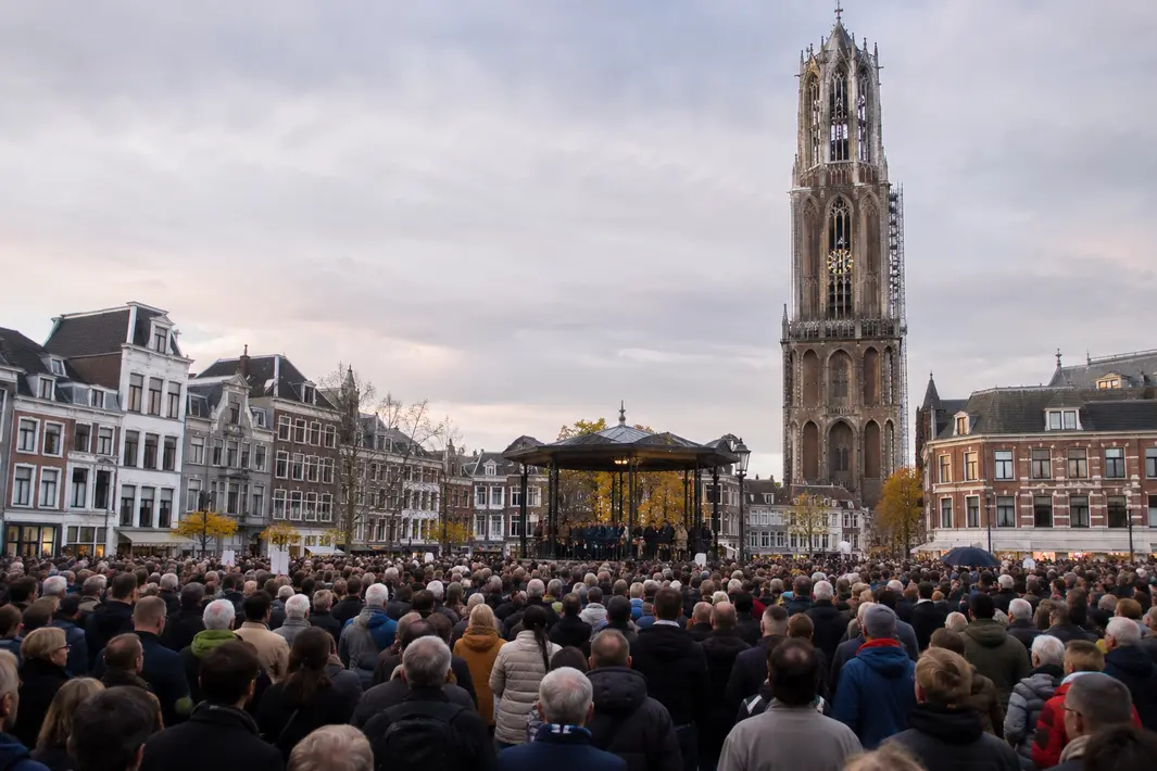 Veel mensen verzamelen zich op Domplein tegen geweld bij asielzoekerscentra