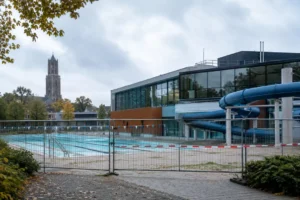 Zwembad in Utrecht tijdelijk gesloten na arbeidsongeval op het dak