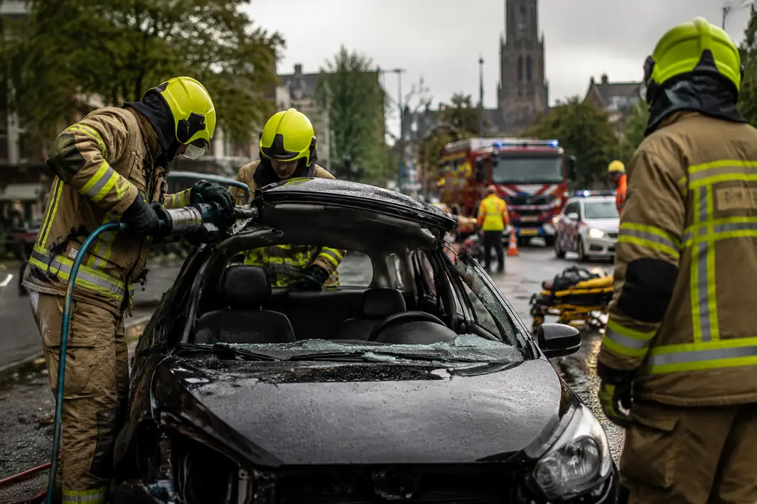 Brandweer knipt dak van auto na botsing in Utrecht