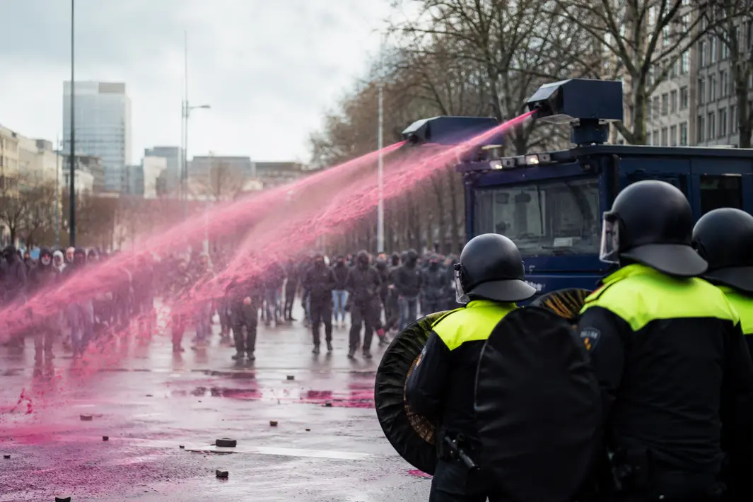 Politie gaat waterkanonnen met verf gebruiken om relschoppers beter te identificeren