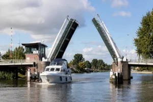 Vechtbrug in Breukelen na reparatie weer toegankelijk voor schepen